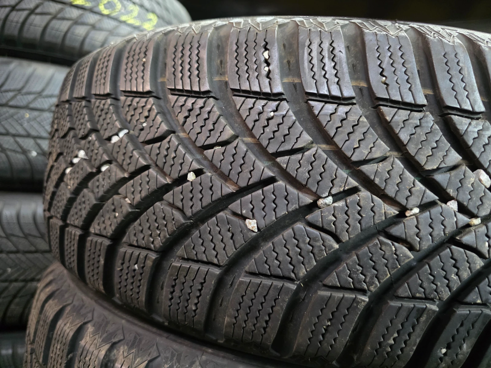Гуми Зимни 185/60R15, снимка 2 - Гуми и джанти - 54000408