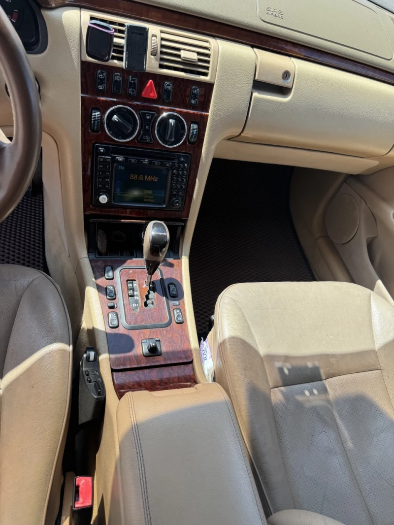 Mercedes-Benz E 320, снимка 16 - Автомобили и джипове - 51773871