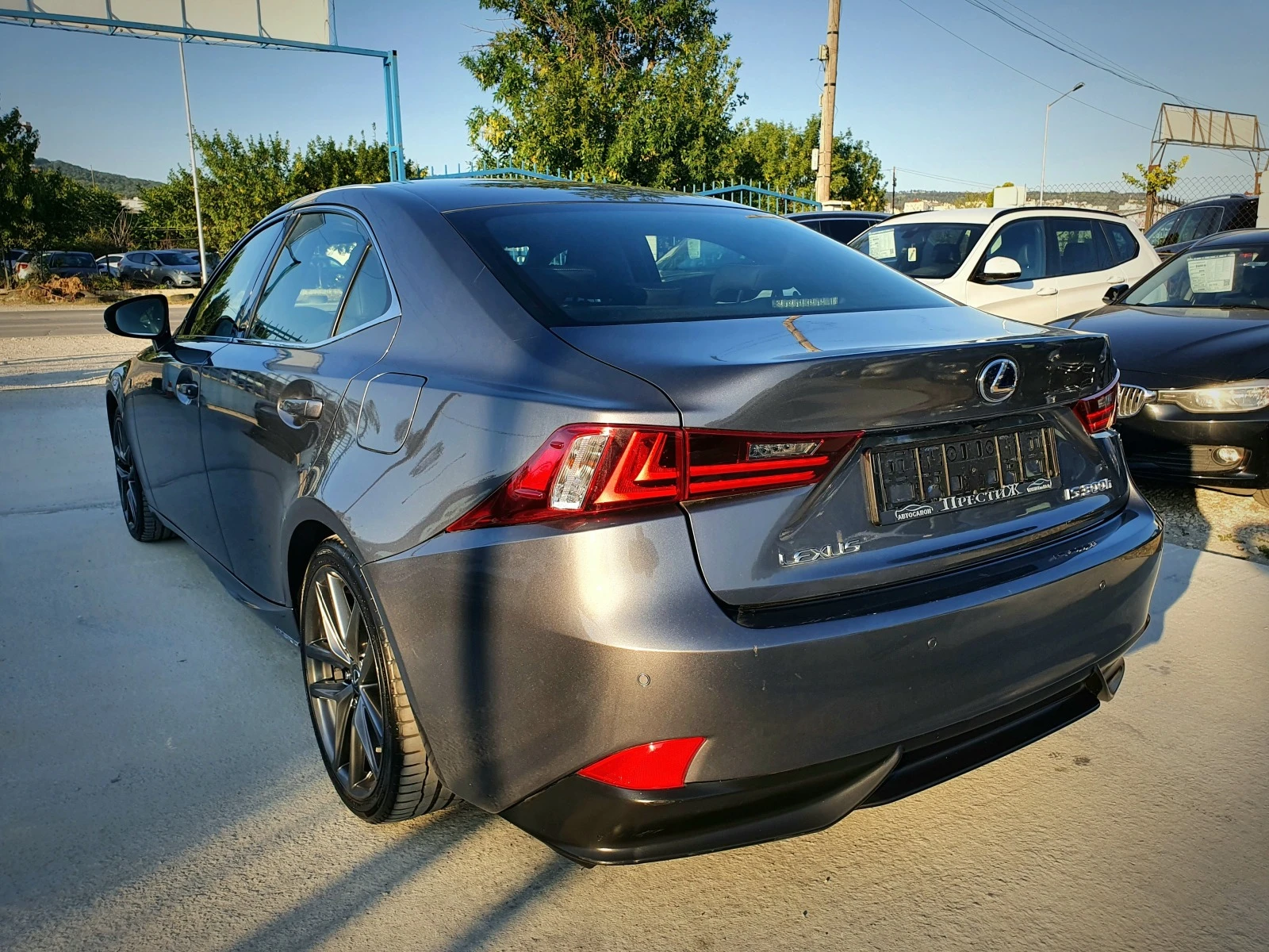 Lexus IS 300h  F SPORT - изображение 7