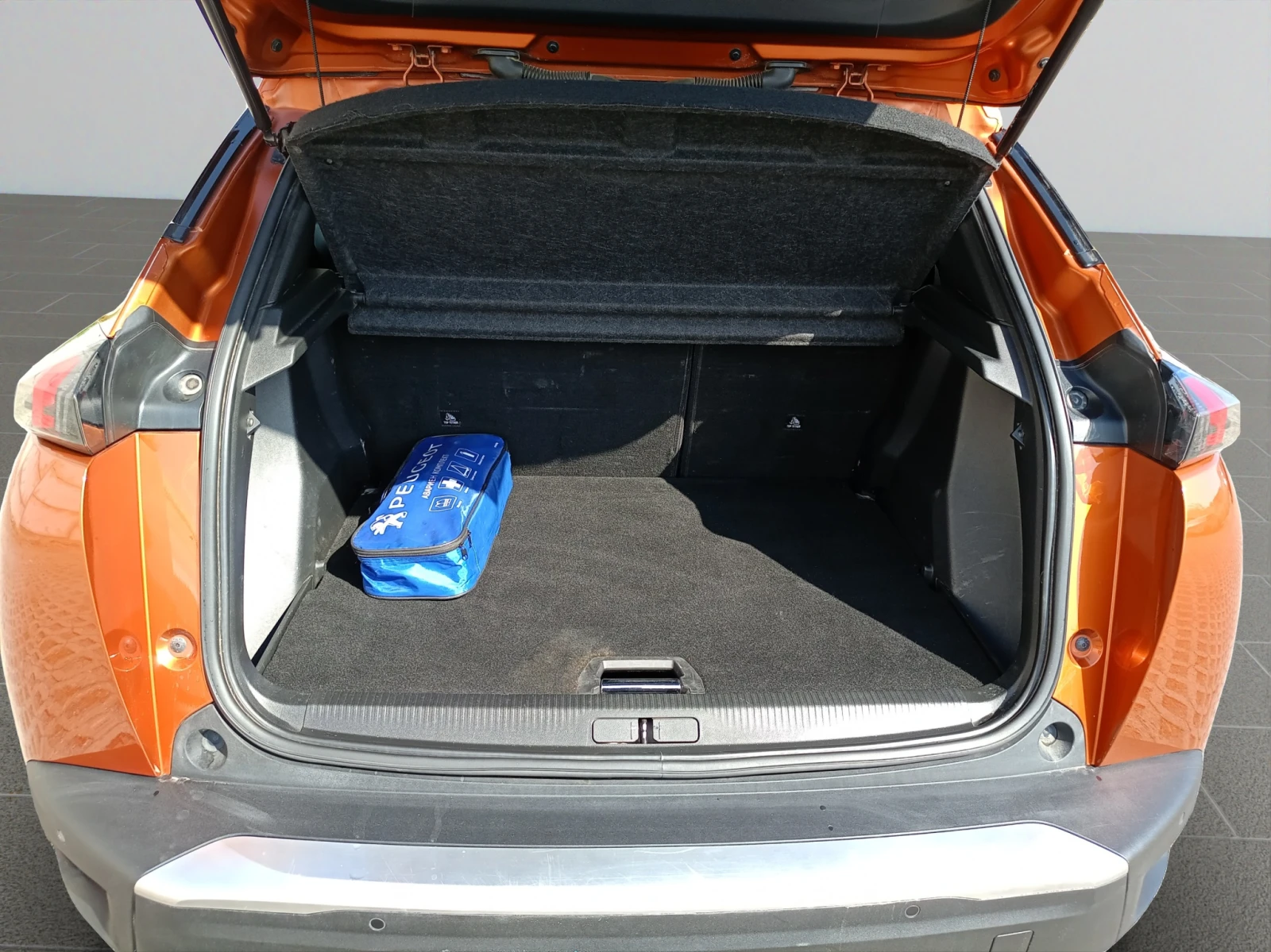 Peugeot 2008 NEW SUV ALLURE 1, 5 BlueHDi 130 EAT8 EURO6 - изображение 9