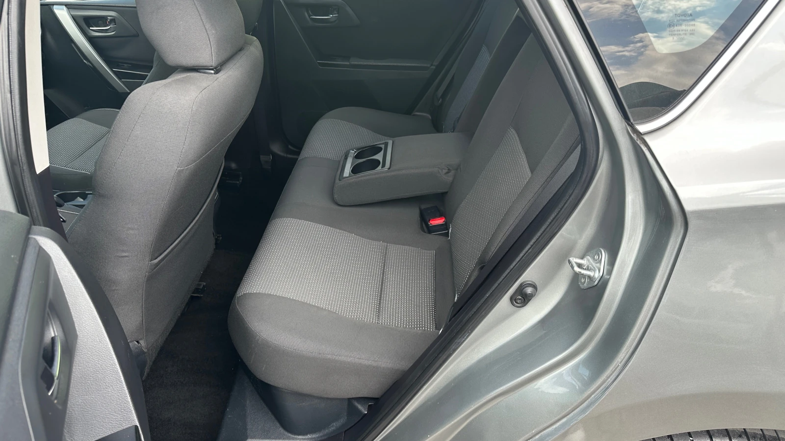 Toyota Auris 1.8 Hybrid - изображение 9