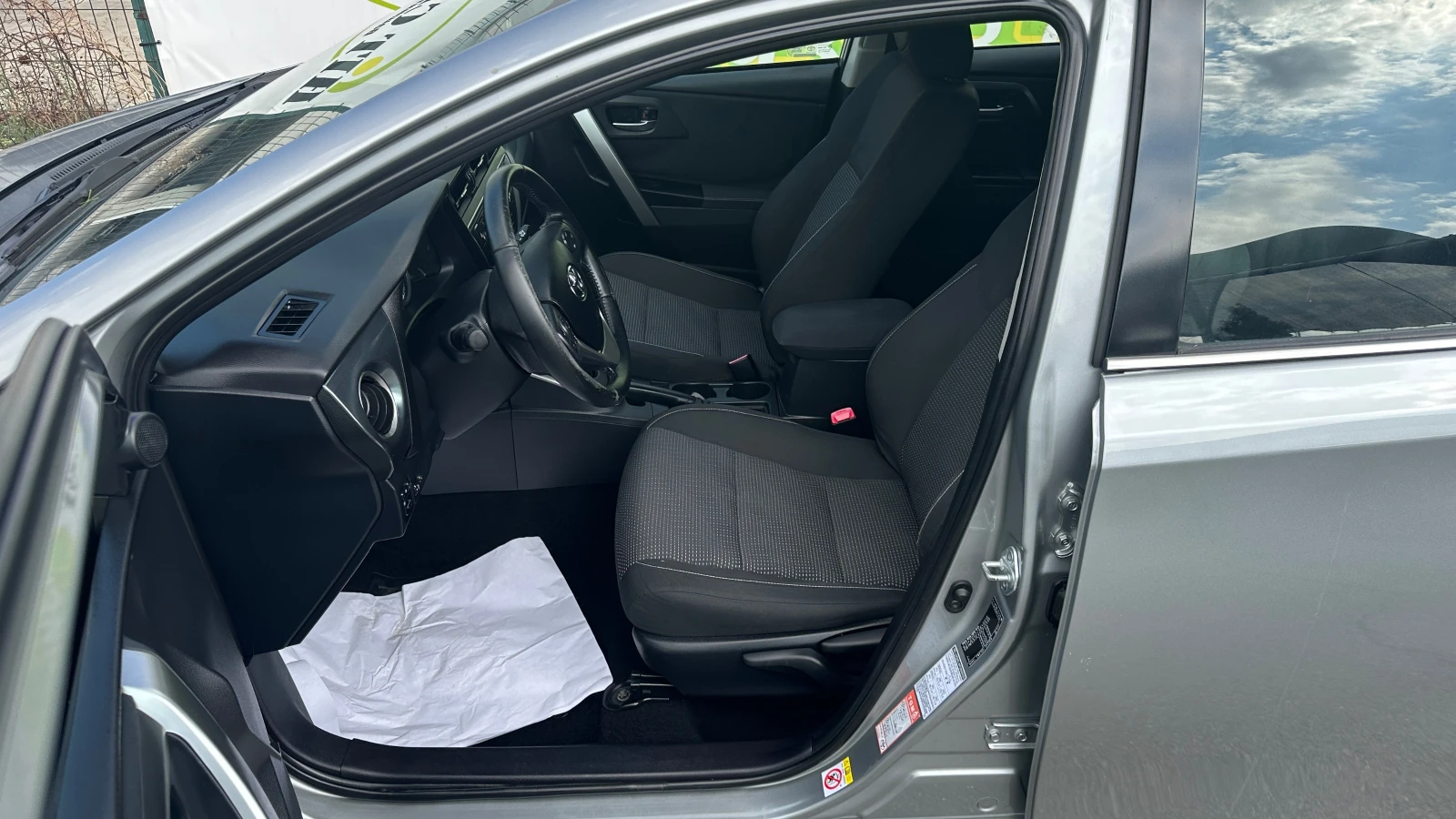 Toyota Auris 1.8 Hybrid - изображение 8