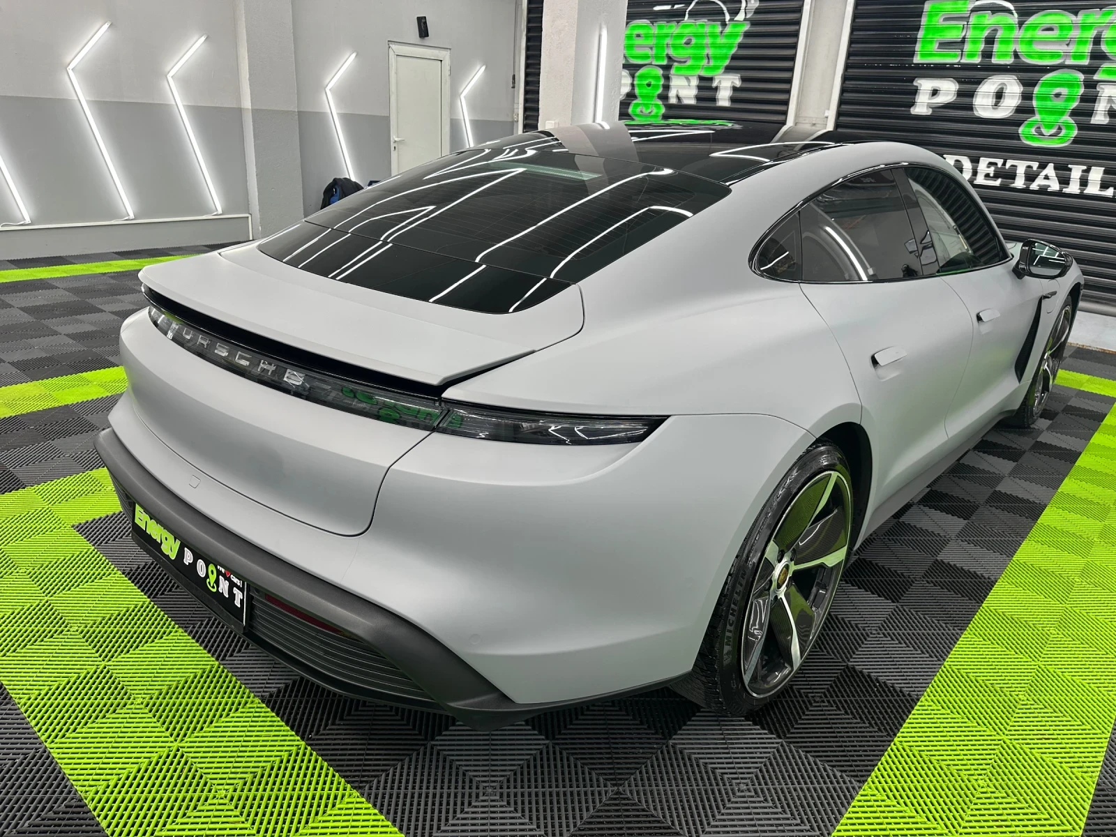 Porsche Taycan Performance Carbon Гаранционен Масаж - изображение 4