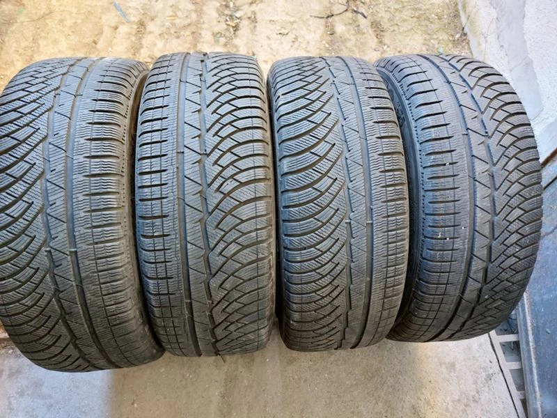 Гуми Зимни 235/45R19, снимка 1 - Гуми и джанти - 35772425