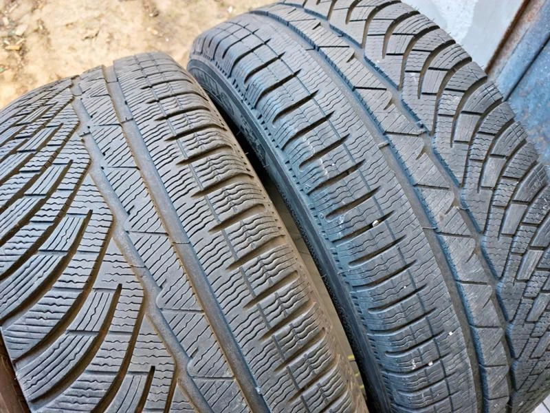 Гуми Зимни 235/45R19, снимка 3 - Гуми и джанти - 35772425