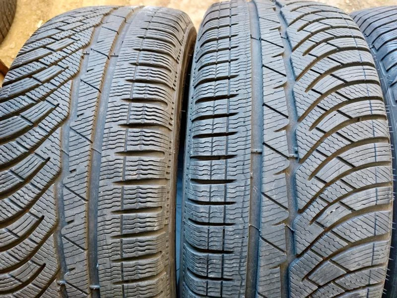 Гуми Зимни 235/45R19, снимка 2 - Гуми и джанти - 35772425