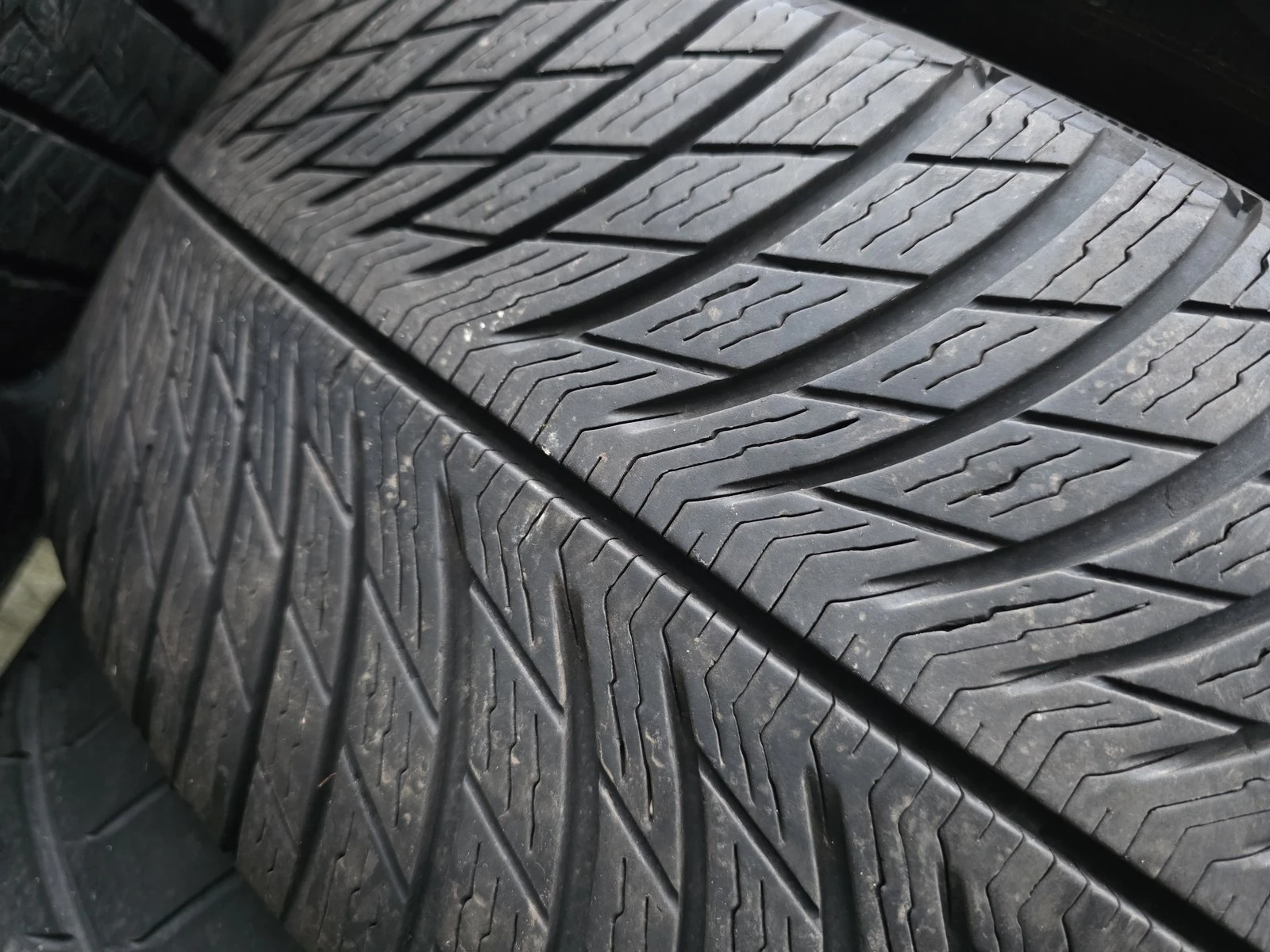 Гуми Зимни 225/60R18, снимка 2 - Гуми и джанти - 56725444