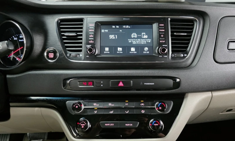 Kia Carnival 11-Seater Deluxe, снимка 17 - Автомобили и джипове - 51843155