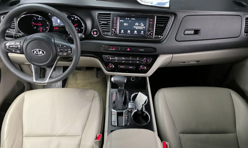 Kia Carnival 11-Seater Deluxe, снимка 7 - Автомобили и джипове - 51843155