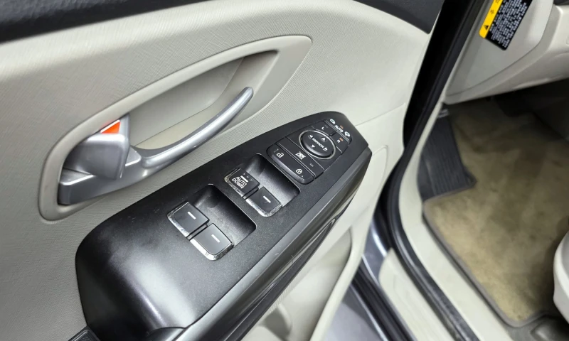 Kia Carnival 11-Seater Deluxe, снимка 14 - Автомобили и джипове - 51843155