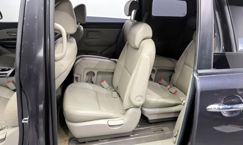 Kia Carnival 11-Seater Deluxe, снимка 11 - Автомобили и джипове - 51843155