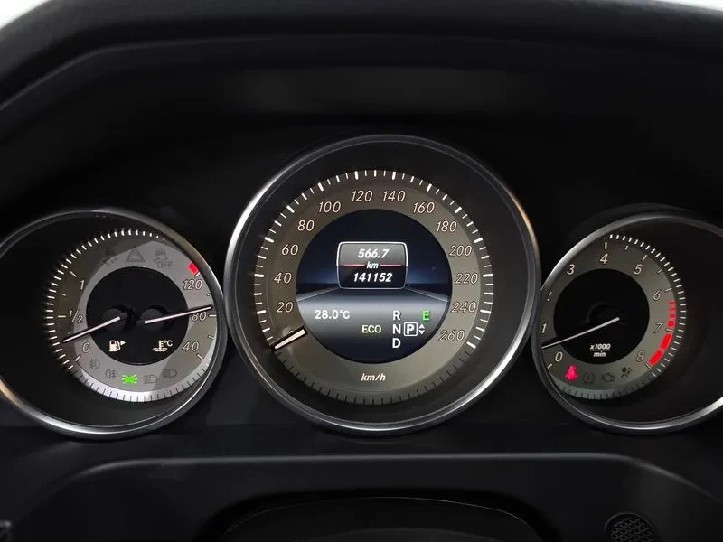 Mercedes-Benz E 300 AVANTGARDE, снимка 8 - Автомобили и джипове - 55445002