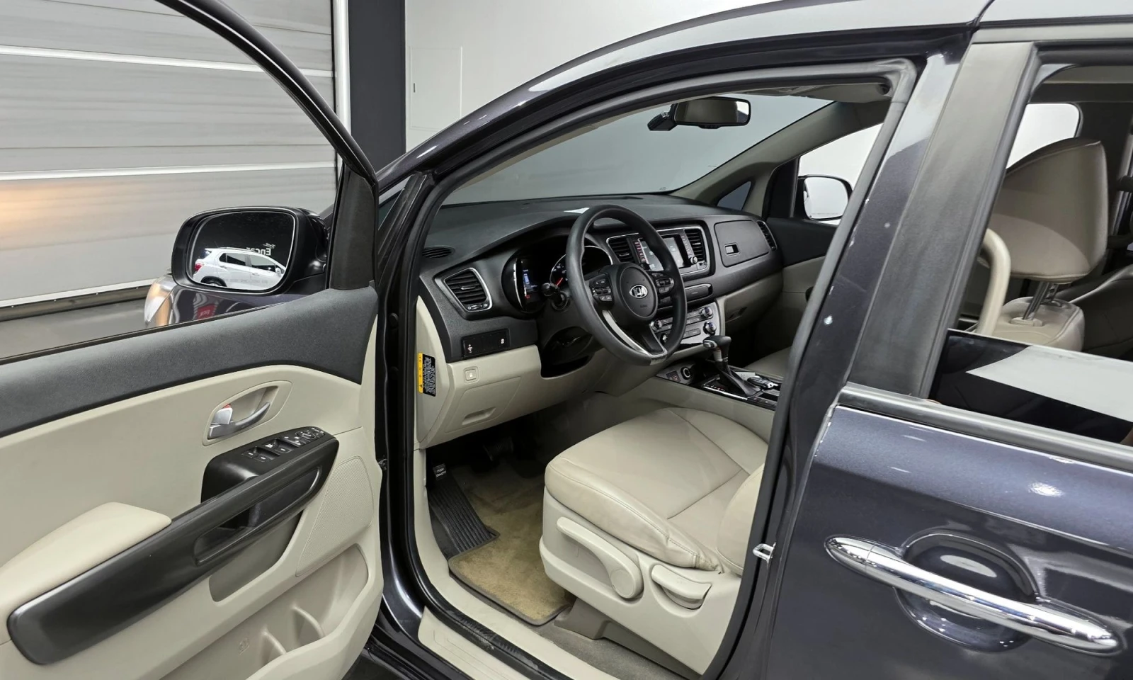 Kia Carnival 11-Seater Deluxe - изображение 10