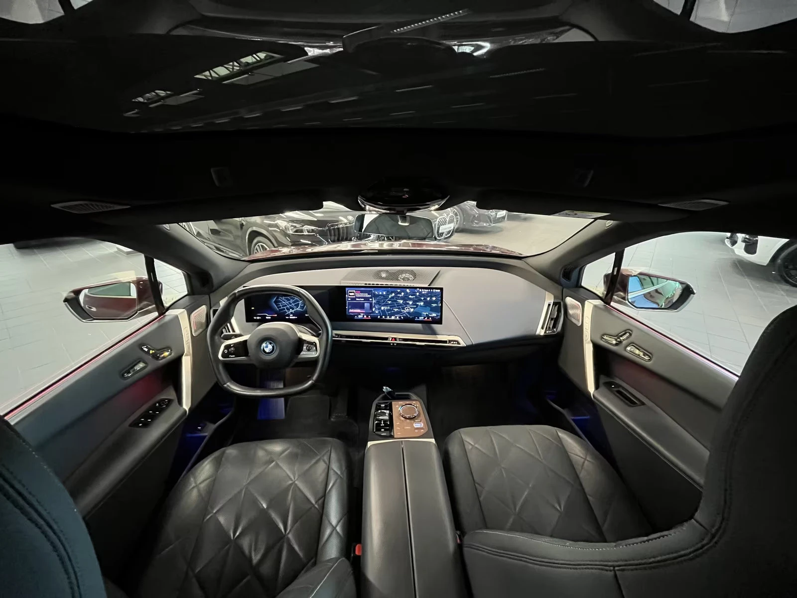 BMW iX M60/xDRIVE/619HP/HUD/SKY LOUNGE/PRO/360/522z, снимка 9 - Автомобили и джипове - 55130606