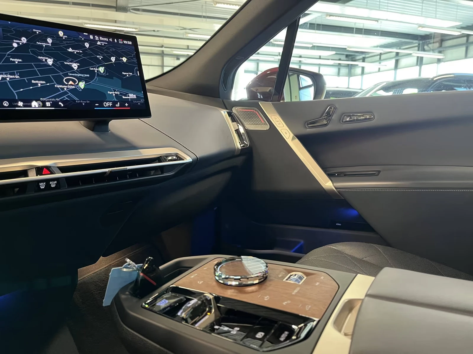 BMW iX M60/xDRIVE/619HP/HUD/SKY LOUNGE/PRO/360/522z, снимка 15 - Автомобили и джипове - 55130606
