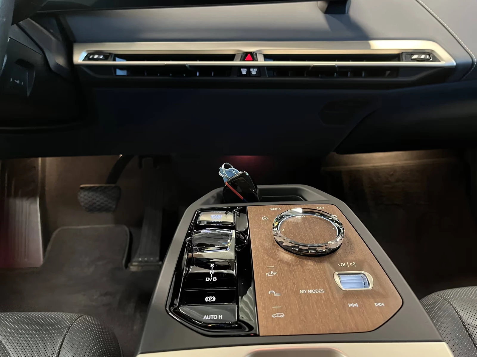 BMW iX M60/xDRIVE/619HP/HUD/SKY LOUNGE/PRO/360/522z, снимка 16 - Автомобили и джипове - 55130606