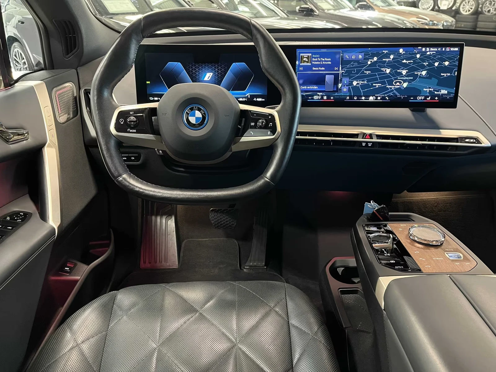BMW iX M60/xDRIVE/619HP/HUD/SKY LOUNGE/PRO/360/522z, снимка 8 - Автомобили и джипове - 55130606