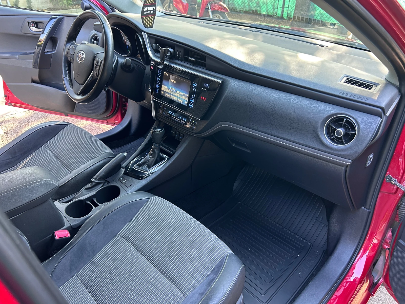 Toyota Auris 1.6 132k.c АВТОМАТИК! ВСИЧКИ ЕКСТРИ!, снимка 13 - Автомобили и джипове - 55873270