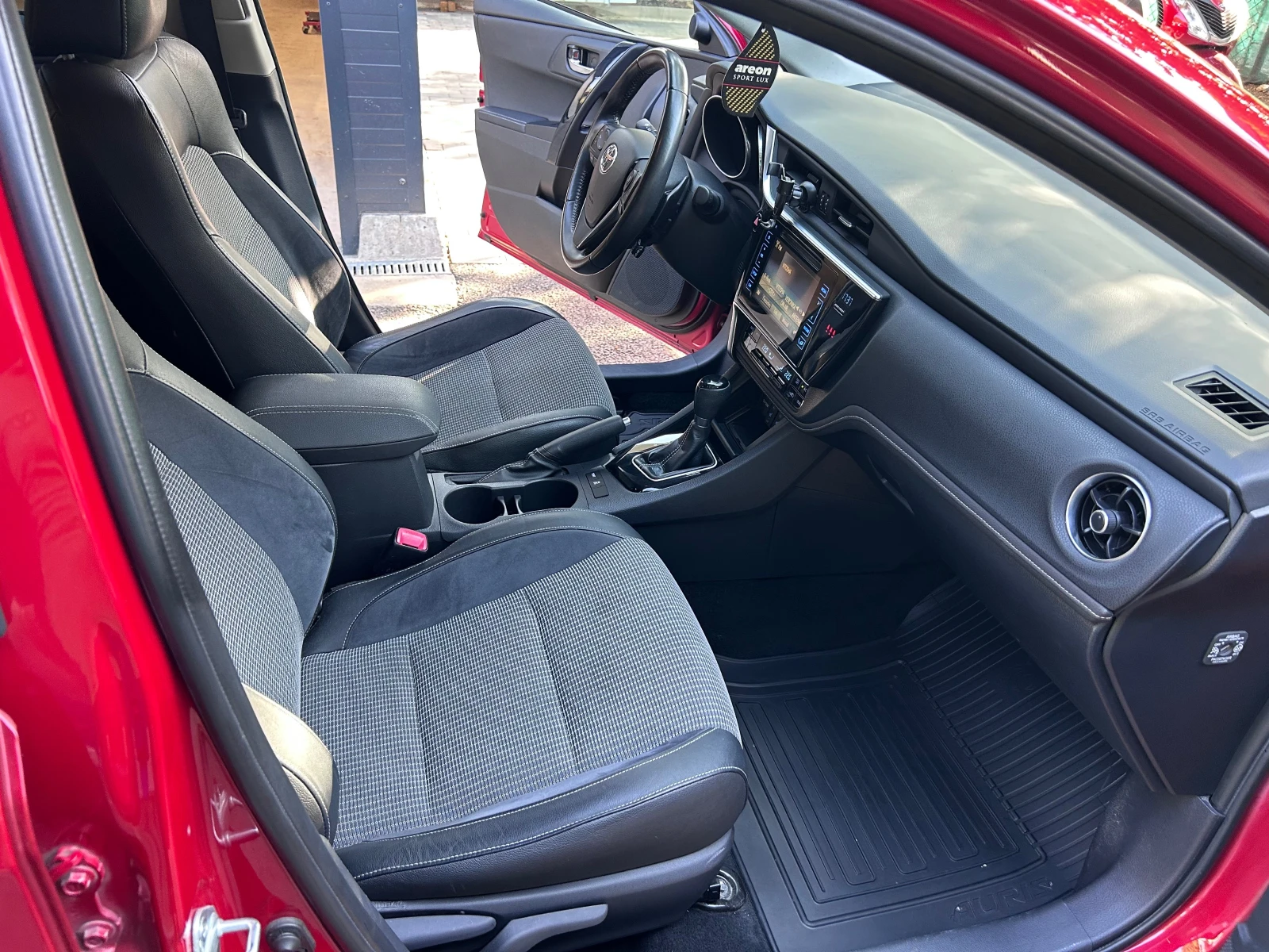 Toyota Auris 1.6 132k.c АВТОМАТИК! ВСИЧКИ ЕКСТРИ!, снимка 14 - Автомобили и джипове - 55873270