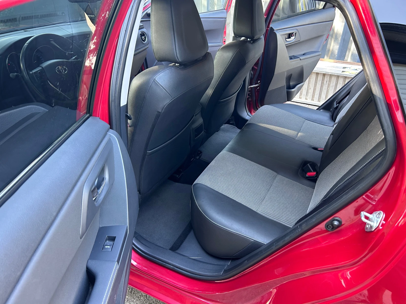 Toyota Auris 1.6 132k.c АВТОМАТИК! ВСИЧКИ ЕКСТРИ!, снимка 12 - Автомобили и джипове - 55873270