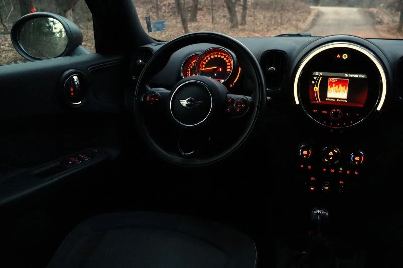 Mini Countryman One 1.5, снимка 10 - Автомобили и джипове - 48850317