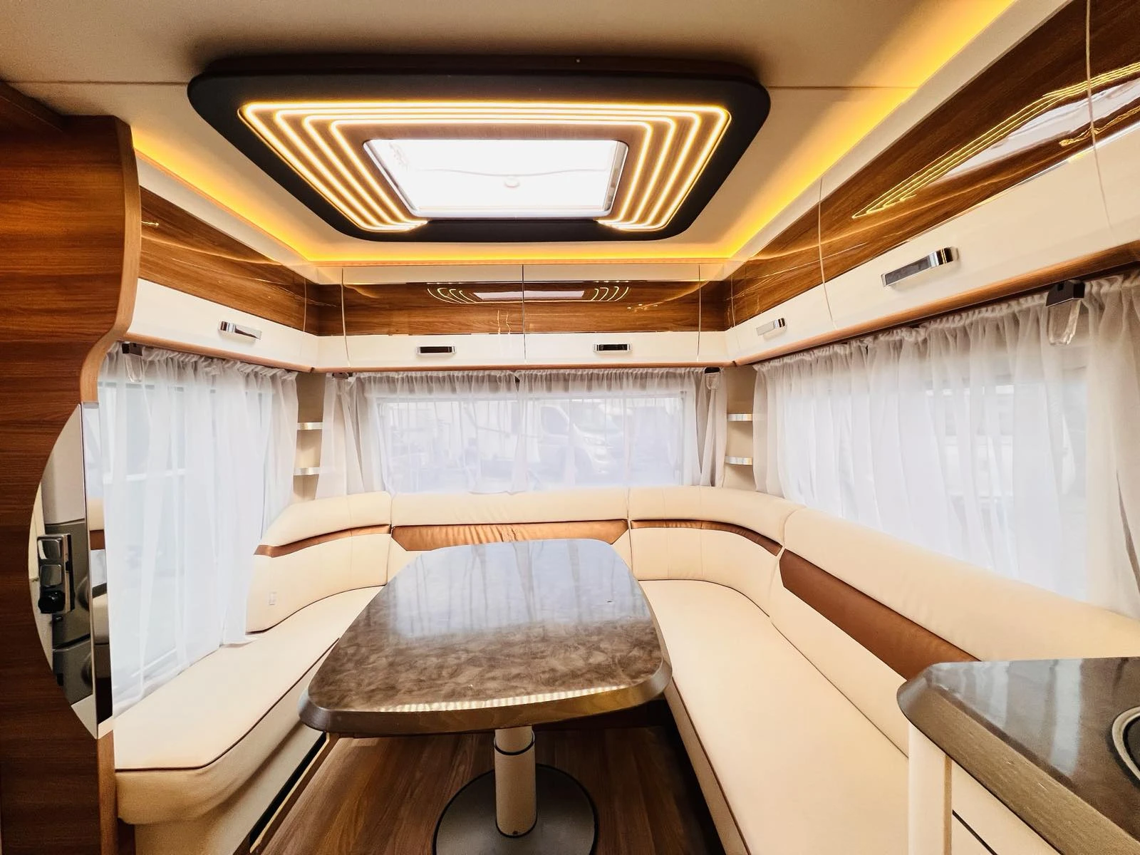 Каравана Tabbert Bellini, снимка 8 - Каравани и кемпери - 53892434