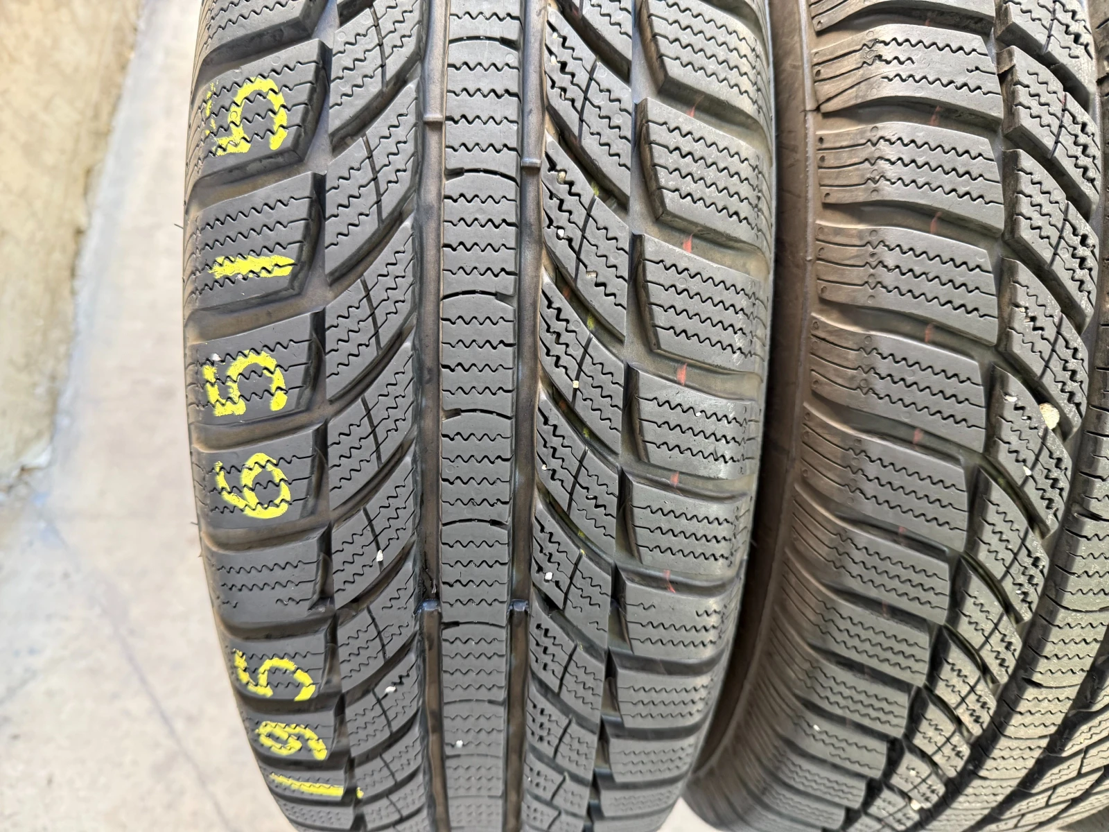 Гуми Зимни 195/65R15, снимка 4 - Гуми и джанти - 55977783