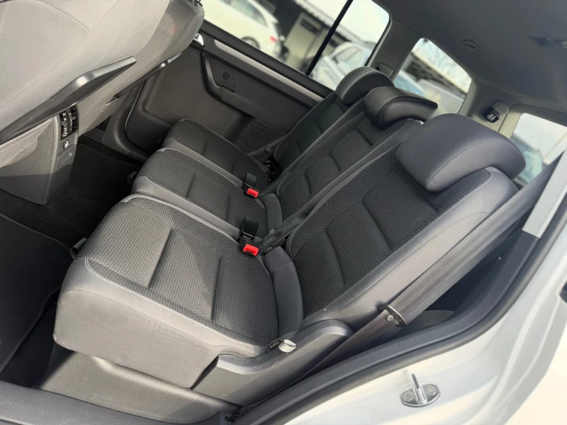VW Touran 2.0TDI 140кс 6с 7-места НАВИ ПОДГРЕВ ПЕЧКА , снимка 12 - Автомобили и джипове - 53244019
