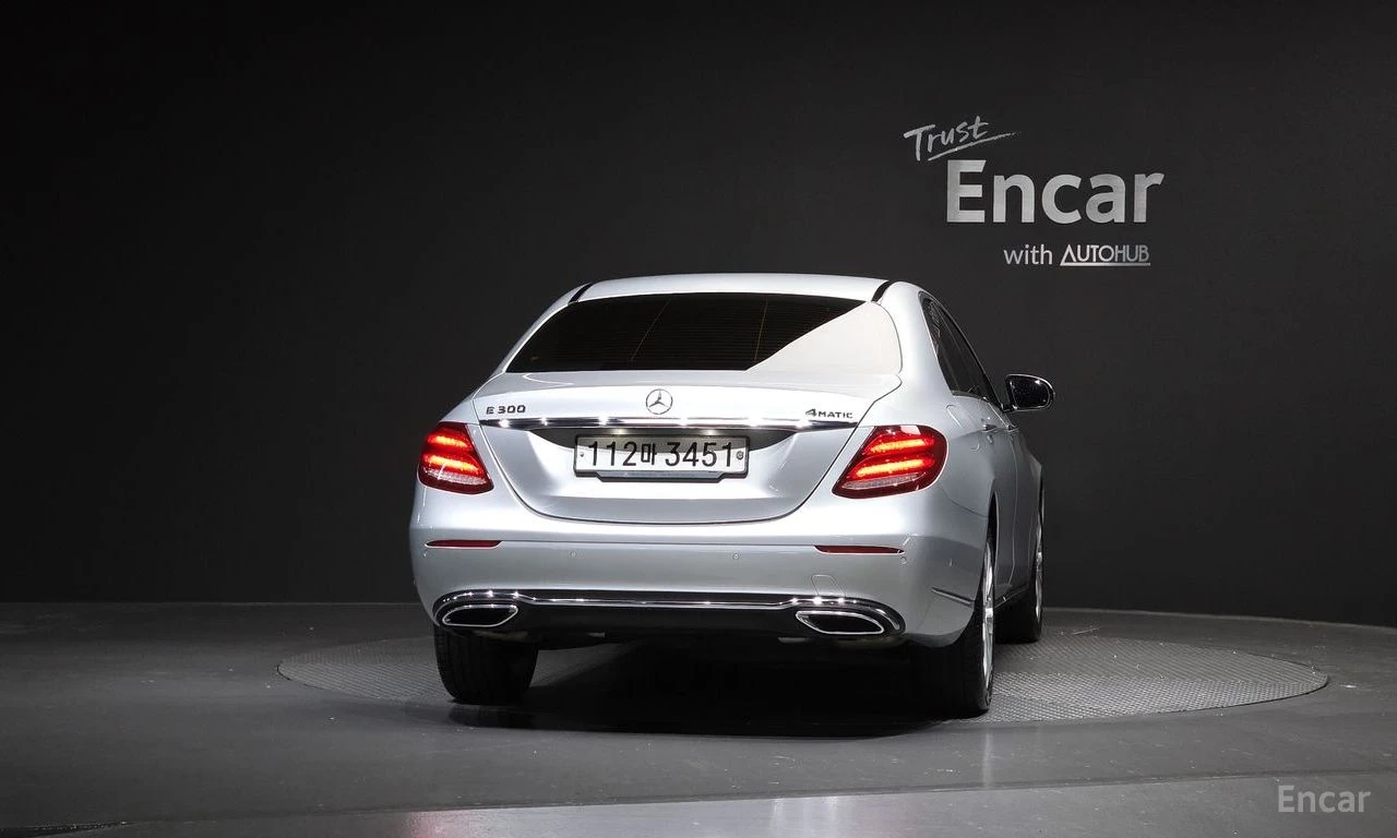 Mercedes-Benz E 300 4MATIC* EXCLUSIVE* BURMESTER* ОБДУХВАНЕ* ДИСТРОНИК, снимка 4 - Автомобили и джипове - 54915854