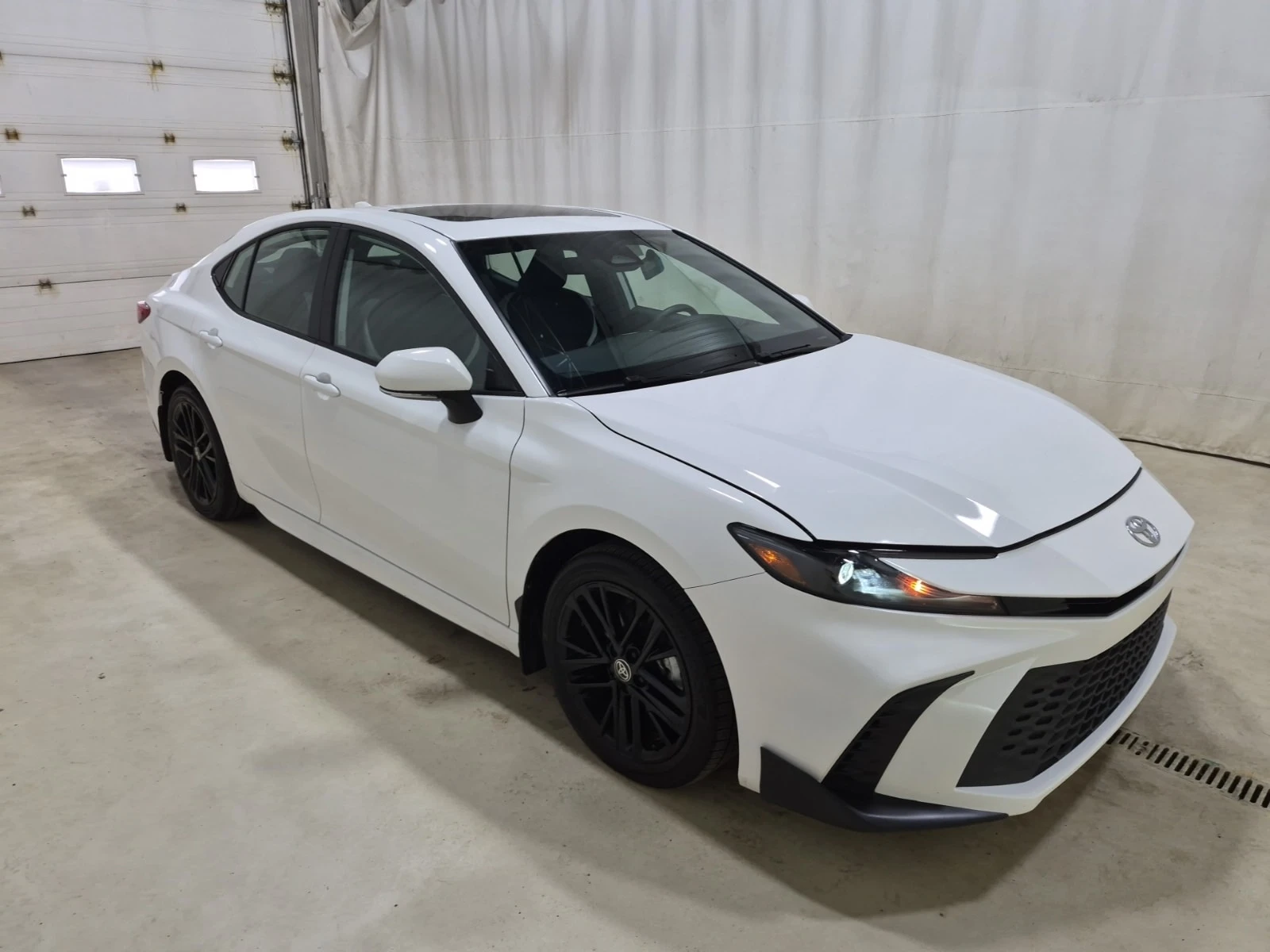 Toyota Camry * HYBRID SE UPGRADE * AWD * CARFAX * , снимка 3 - Автомобили и джипове - 56004343