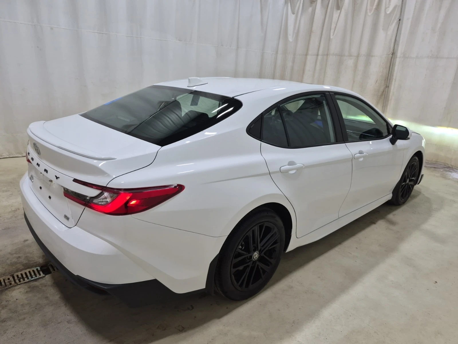 Toyota Camry * HYBRID SE UPGRADE * AWD * CARFAX * , снимка 4 - Автомобили и джипове - 56004343