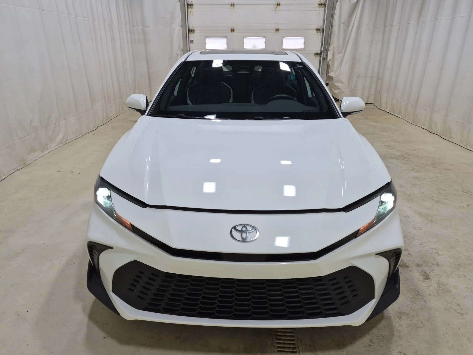 Toyota Camry * HYBRID SE UPGRADE * AWD * CARFAX * , снимка 2 - Автомобили и джипове - 56004343
