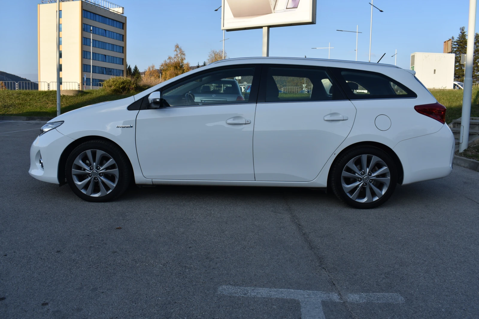 Toyota Auris 1.8HYBRID/ОБСЛУЖЕН/РЕГИСТРИРАН/ТОП СЪСТОЯНИЕ!!! - изображение 2