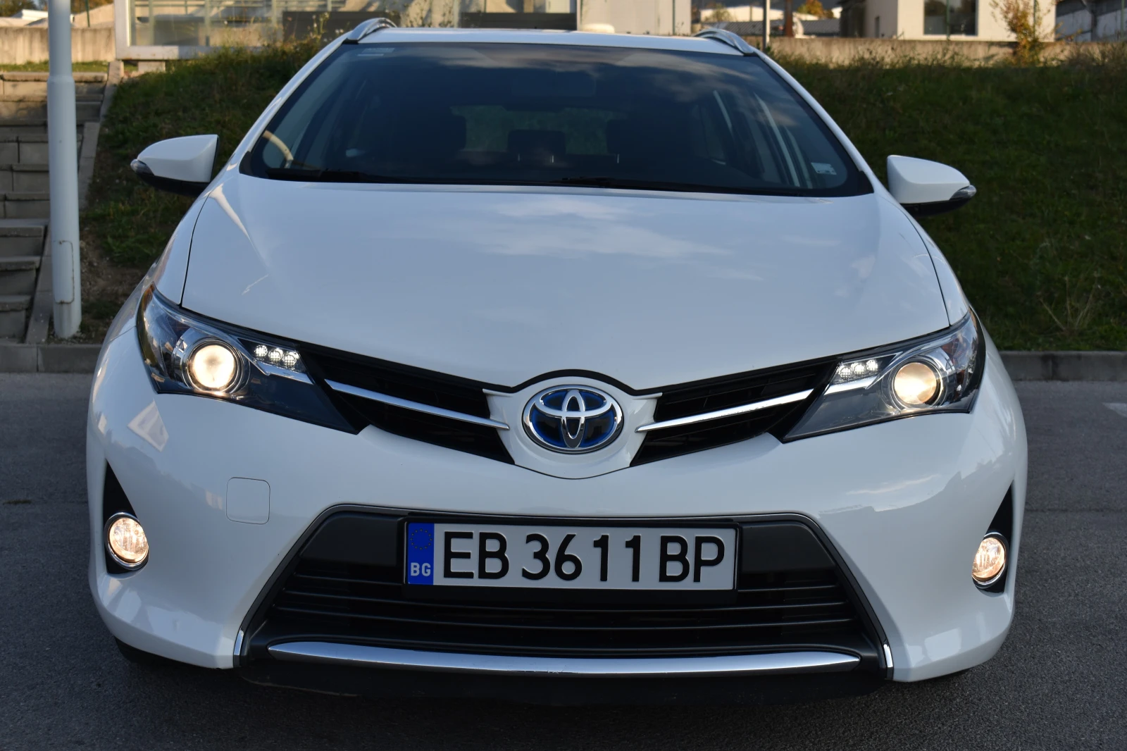 Toyota Auris 1.8HYBRID/ОБСЛУЖЕН/РЕГИСТРИРАН/ТОП СЪСТОЯНИЕ!!! - изображение 8