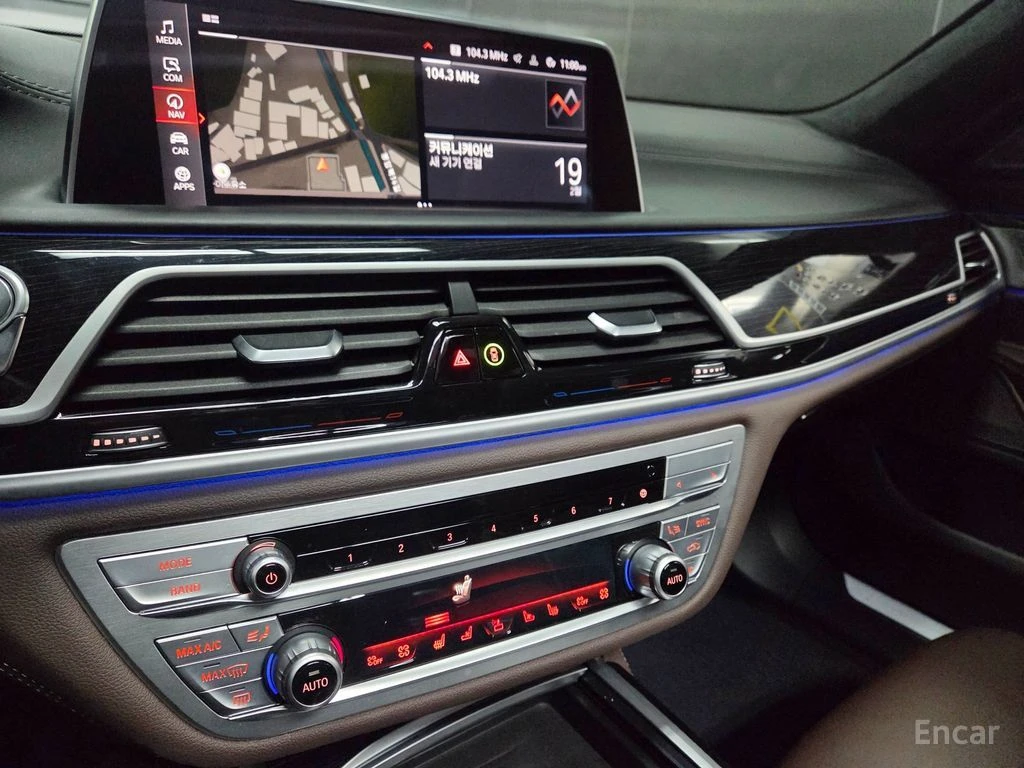 BMW 740 M* SPORT* LASER* ОБДУХВАНЕ* ДИСТРОНИК* МАСАЖ* , снимка 8 - Автомобили и джипове - 54988095