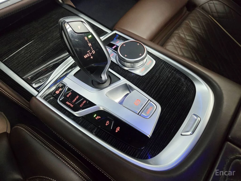 BMW 740 M* SPORT* LASER* ОБДУХВАНЕ* ДИСТРОНИК* МАСАЖ* , снимка 9 - Автомобили и джипове - 54988095
