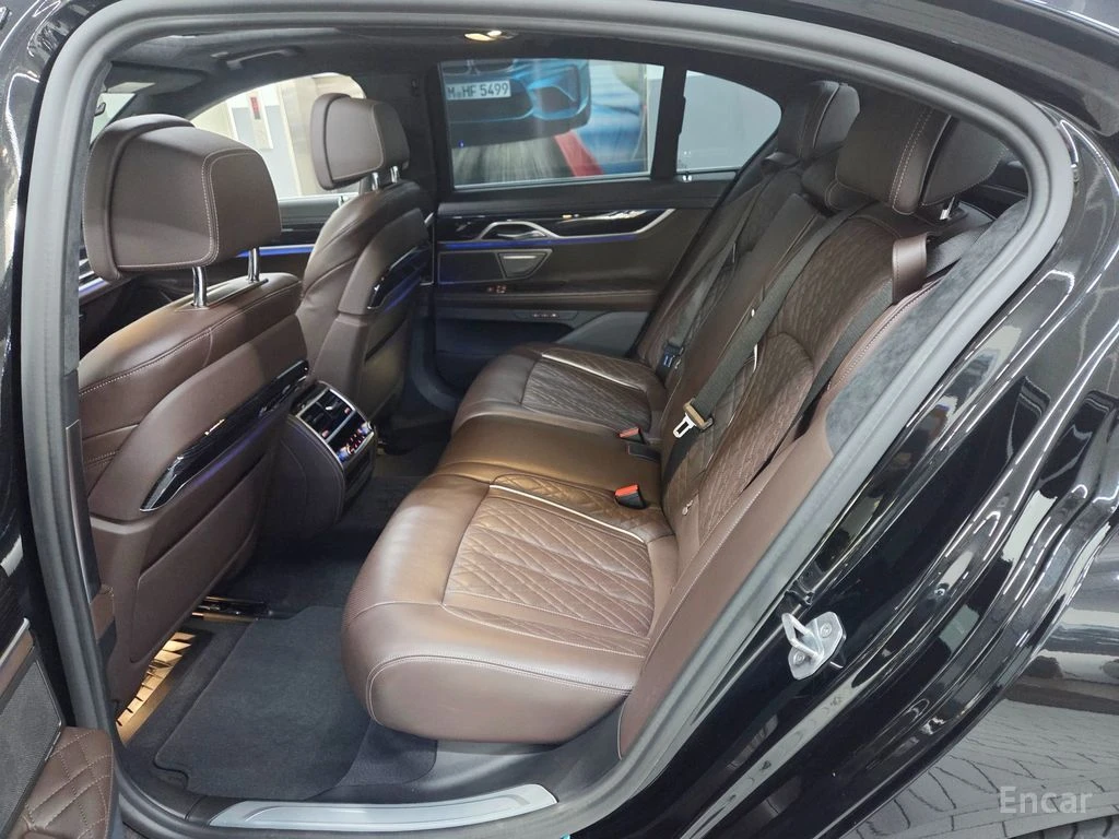 BMW 740 M* SPORT* LASER* ОБДУХВАНЕ* ДИСТРОНИК* МАСАЖ* , снимка 14 - Автомобили и джипове - 54988095