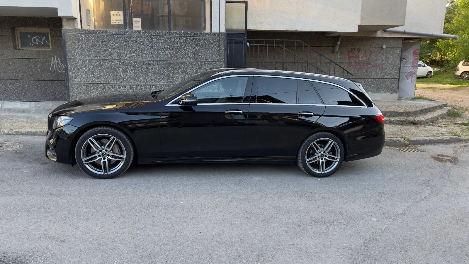 Mercedes-Benz E 220 AMG line, снимка 2 - Автомобили и джипове - 55605473