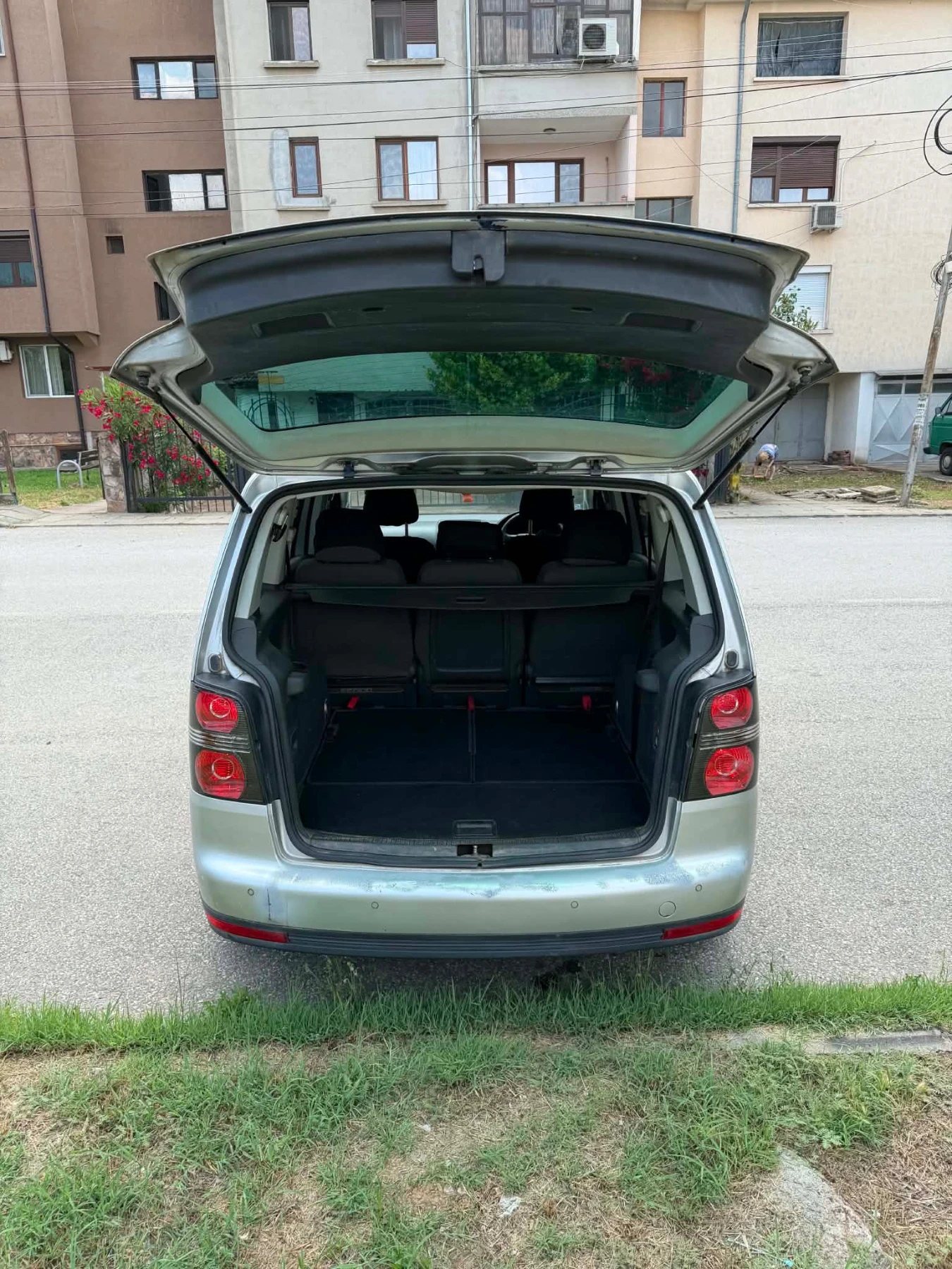 VW Touran Десен волан, снимка 9 - Автомобили и джипове - 56427283