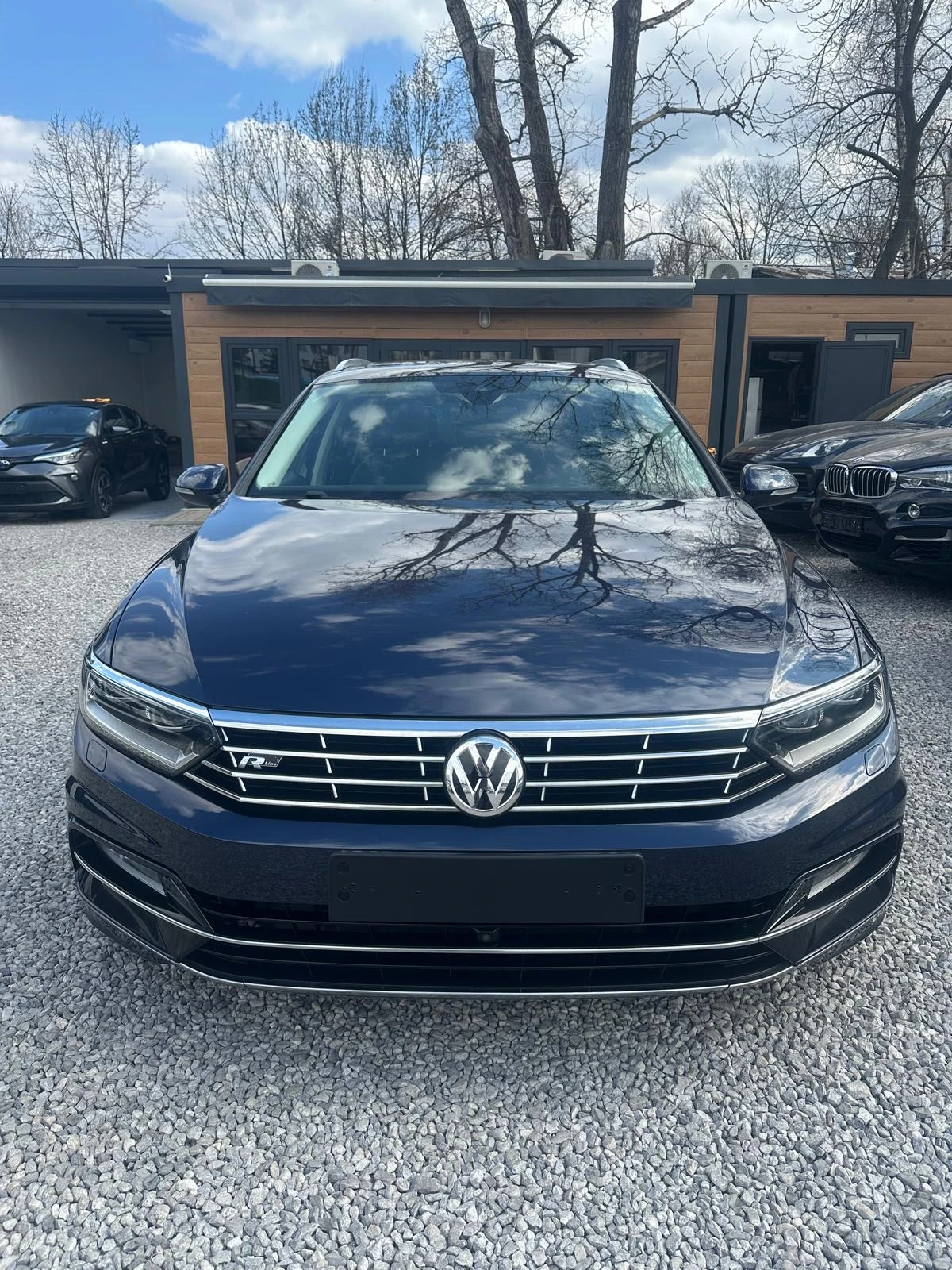 VW Passat R-Line* 4motion* DYNAUDIO* 240к.с.* 360 камери, снимка 5 - Автомобили и джипове - 53978022