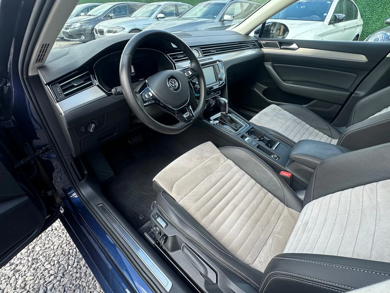 VW Passat R-Line* 4motion* DYNAUDIO* 240к.с.* 360 камери, снимка 7 - Автомобили и джипове - 53978022