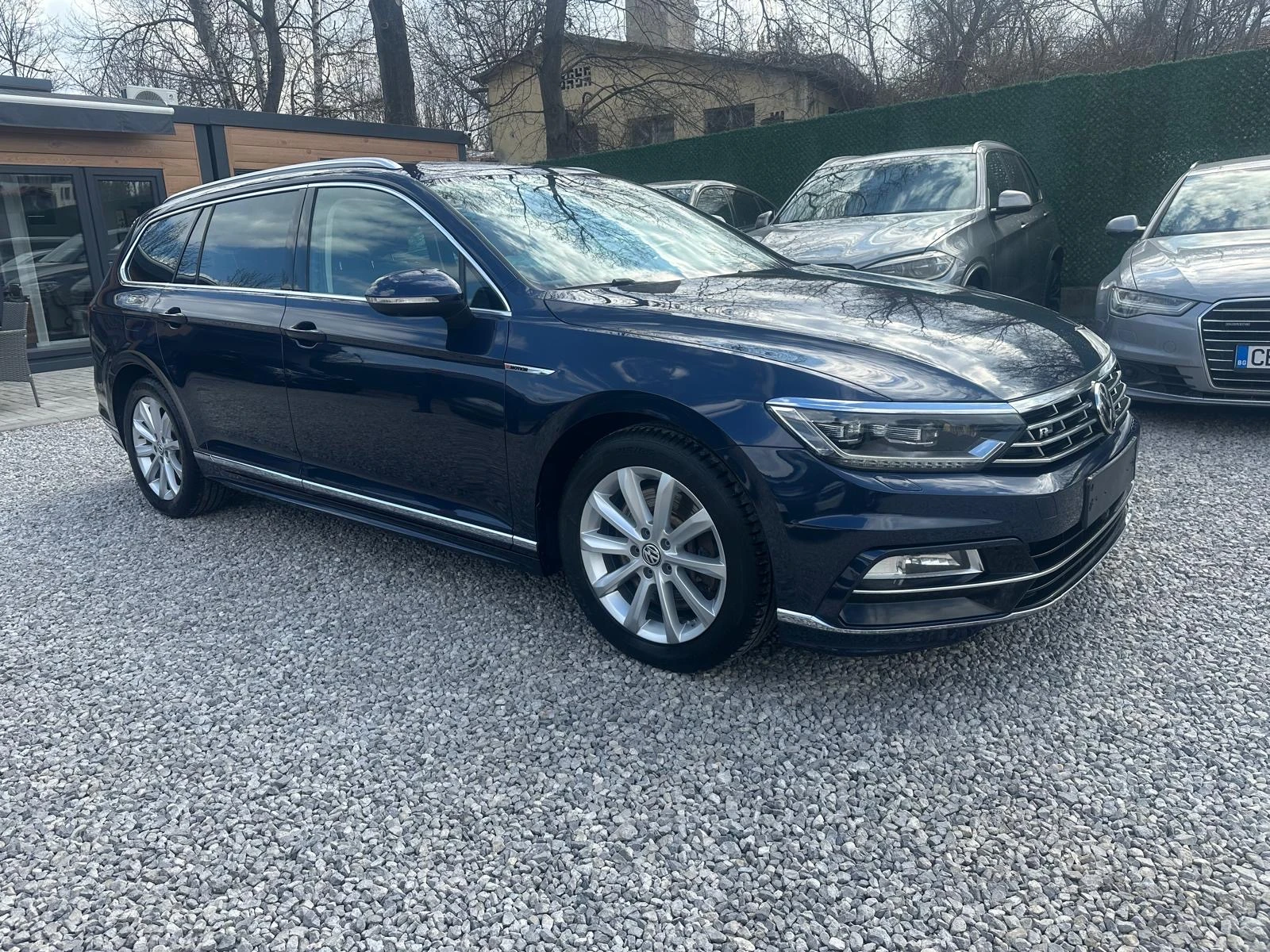 VW Passat R-Line* 4motion* DYNAUDIO* 240к.с.* 360 камери, снимка 2 - Автомобили и джипове - 53978022