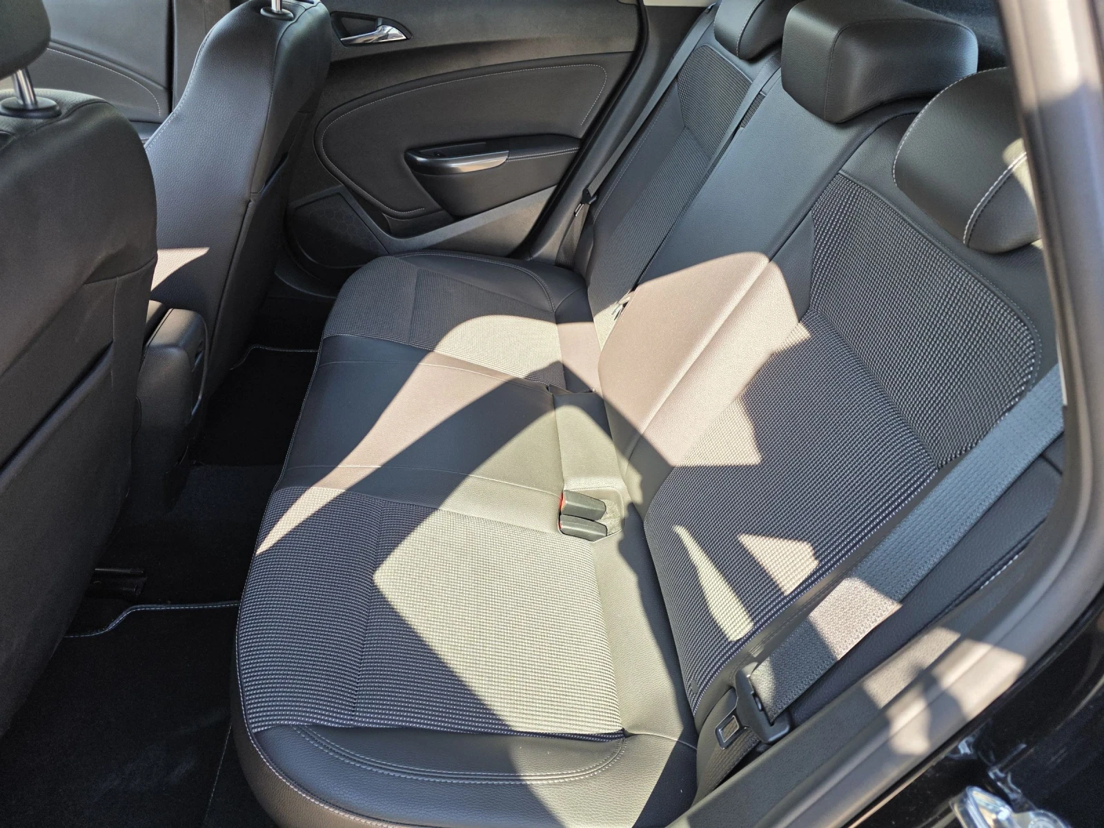 Opel Astra 1.6i Cosmo 116k euro5a Лизинг, снимка 12 - Автомобили и джипове - 54437870