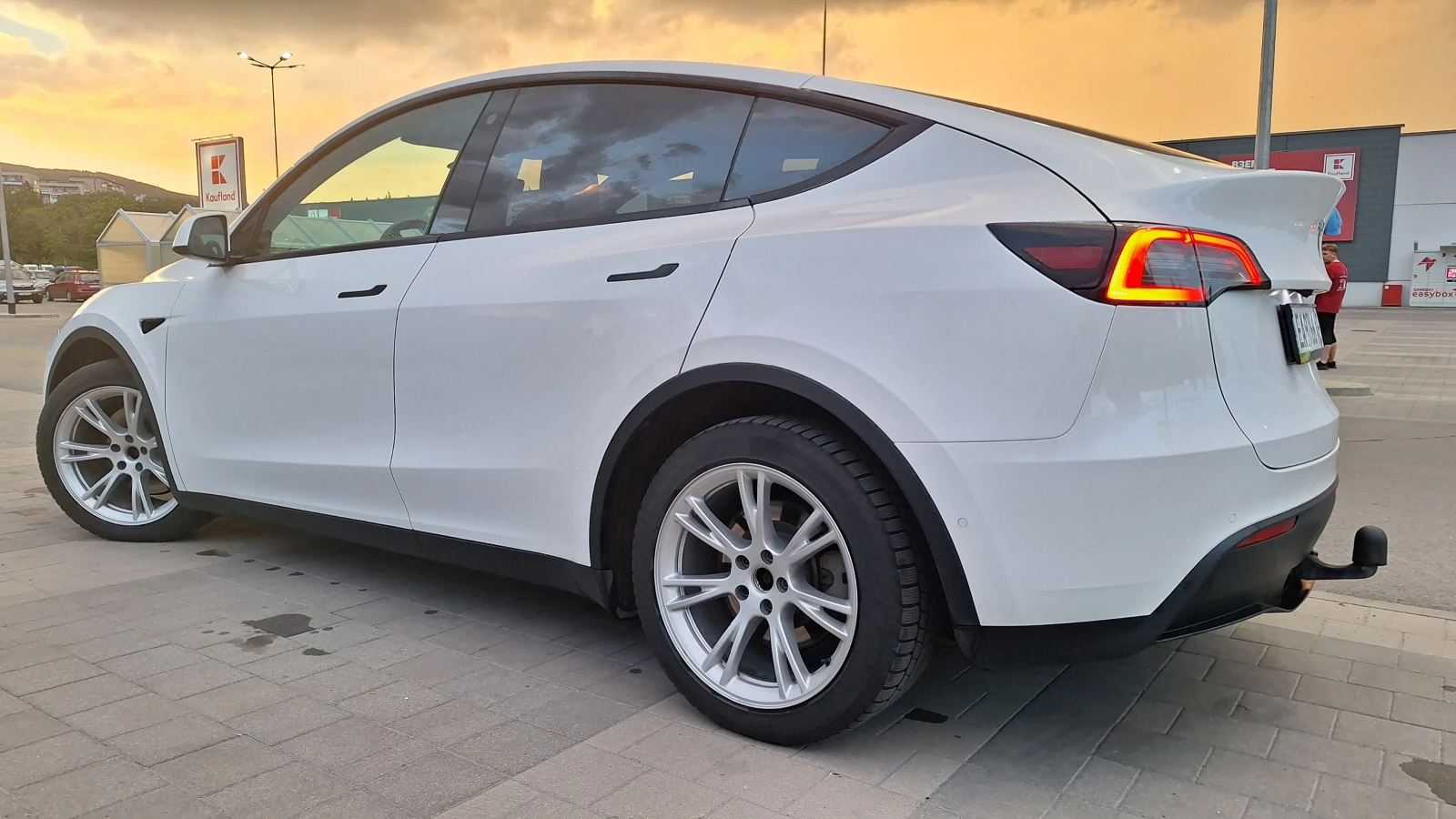 Tesla Model Y DUAL MOTOR * LONG RANGE * SUMMON * Теглич * Гаран., снимка 3 - Автомобили и джипове - 54715004