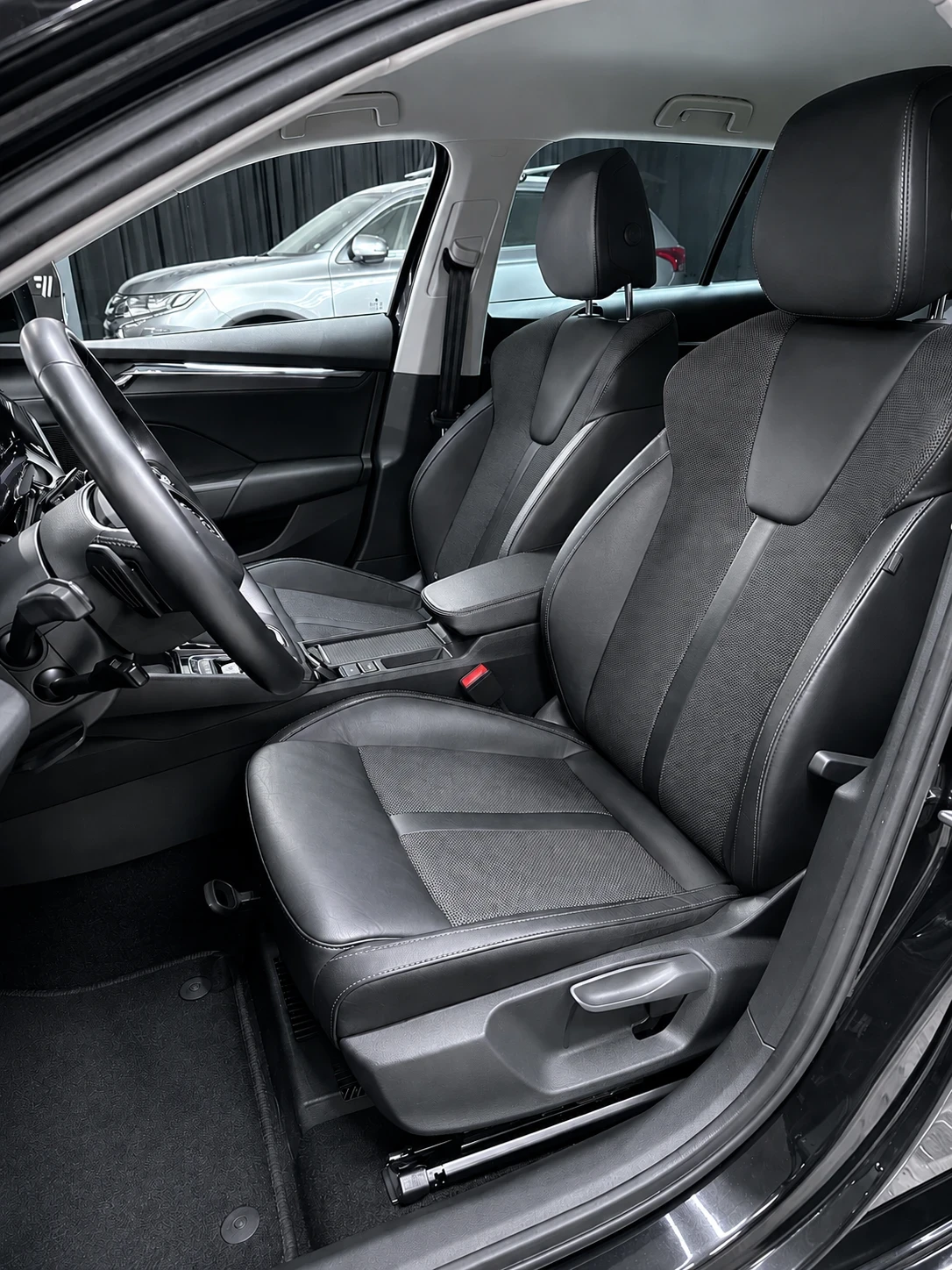Skoda Octavia 2.0 TDI ::DIGITAL::DISTRONIK::CANTON::KAMERA::, снимка 8 - Автомобили и джипове - 55469459