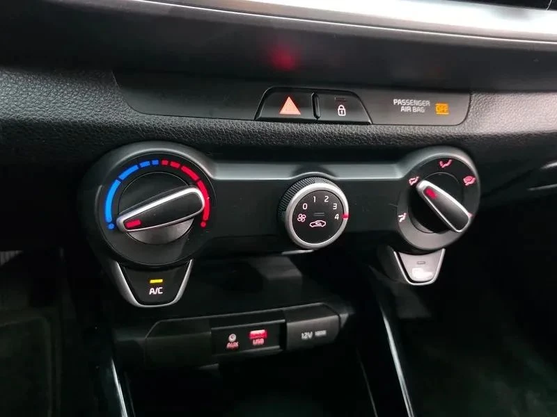 Kia Stonic, снимка 16 - Автомобили и джипове - 56727349