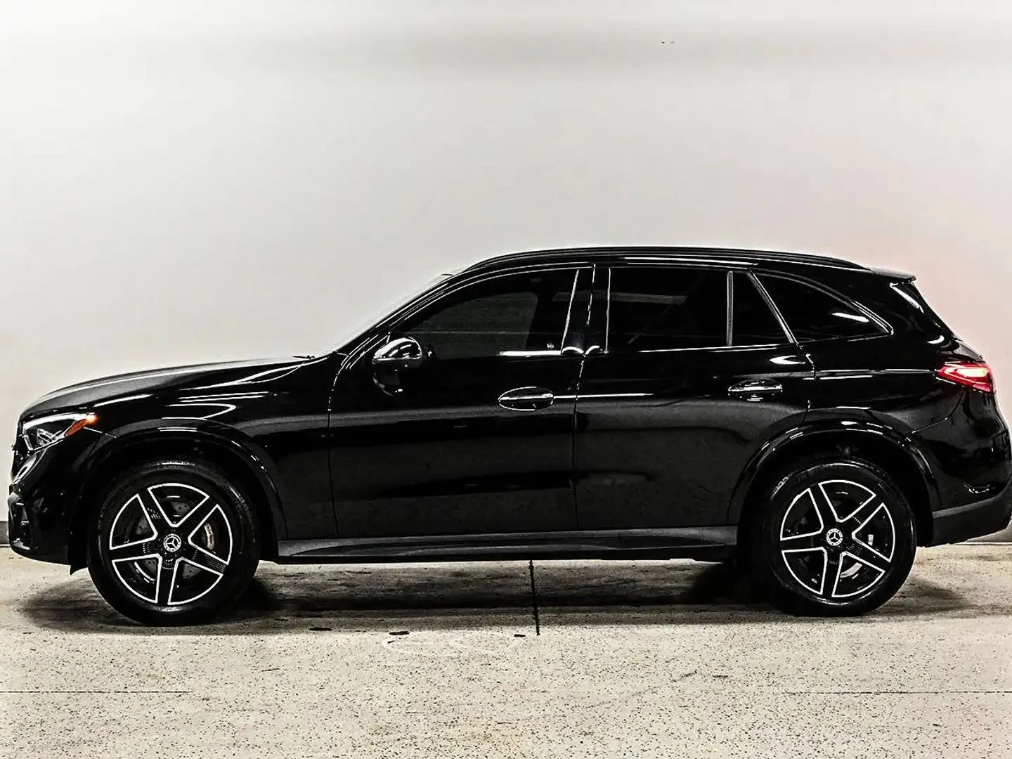 Mercedes-Benz GLC 300 AMG* LINE* 360КАМЕРА* ПАНОРАМА* 360КАМЕРА* , снимка 3 - Автомобили и джипове - 56166555