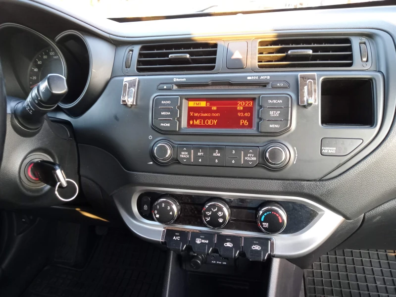 Kia Rio, снимка 2 - Автомобили и джипове - 52922542