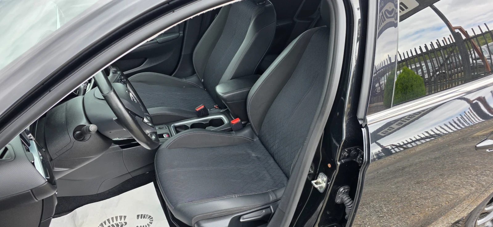 Opel Corsa 1.2I-Elegance-101hp - изображение 8