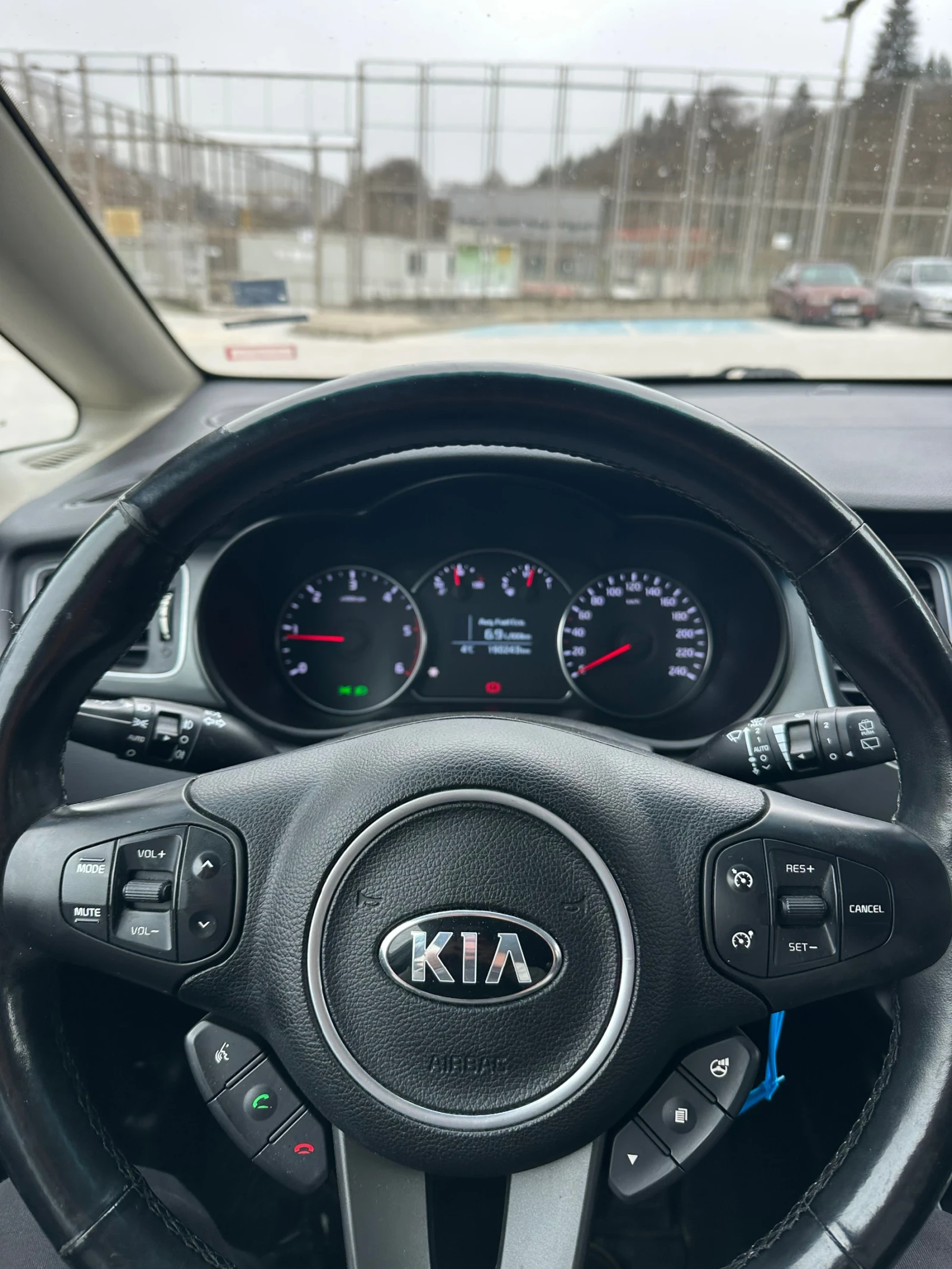 Kia Carens 1.7 CRDI, снимка 11 - Автомобили и джипове - 53886091
